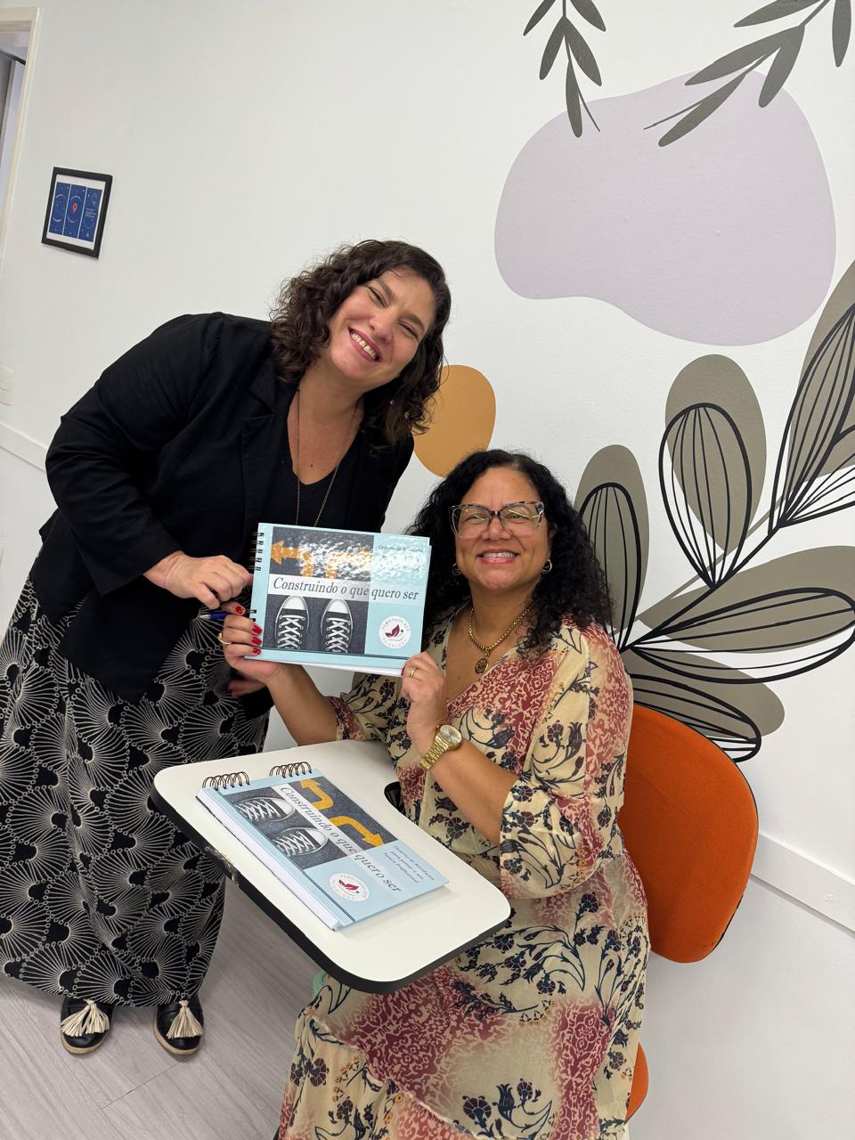 Fernanda Ker com mãe e caderno