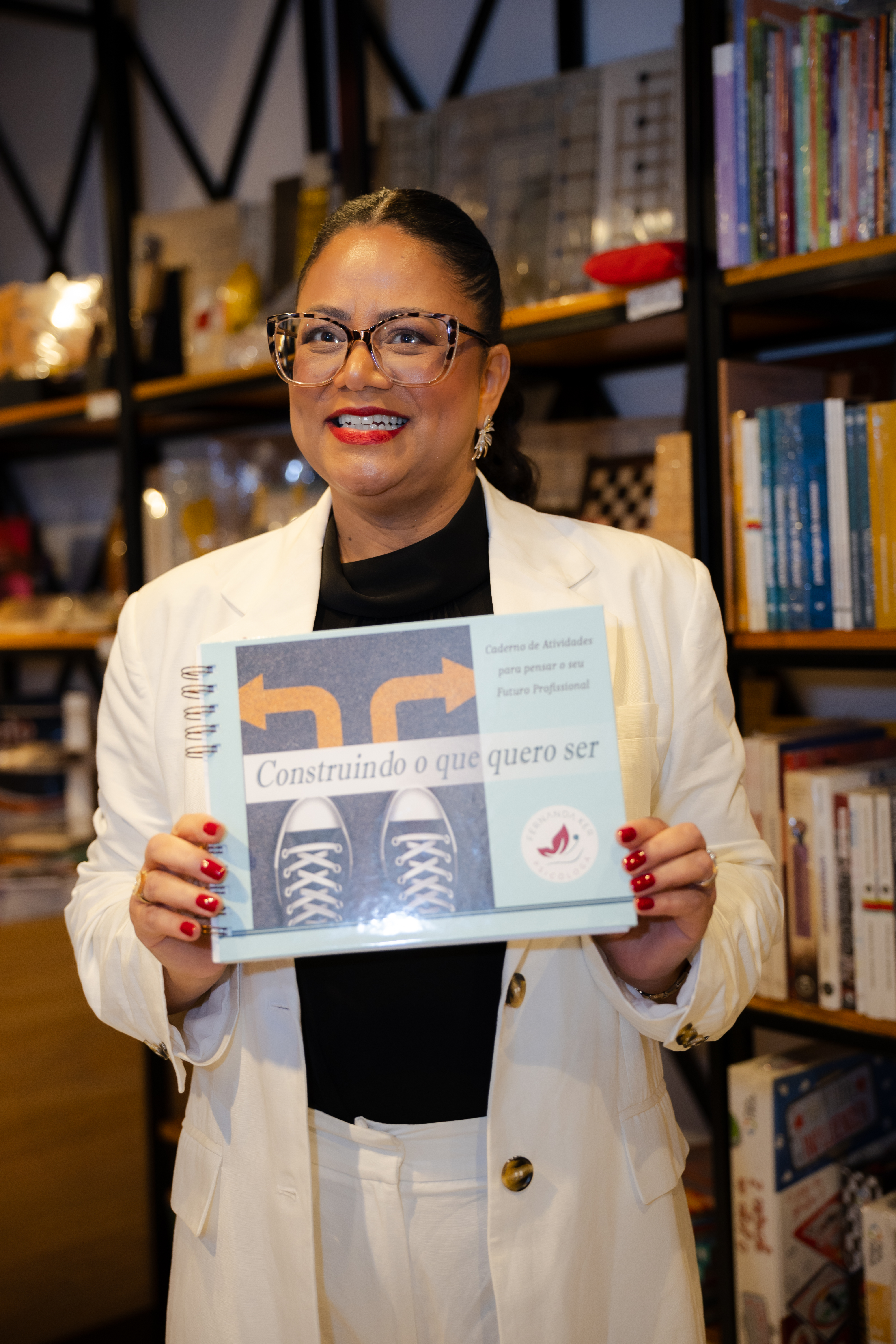 Psicóloga Fernanda Ker segurando o caderno