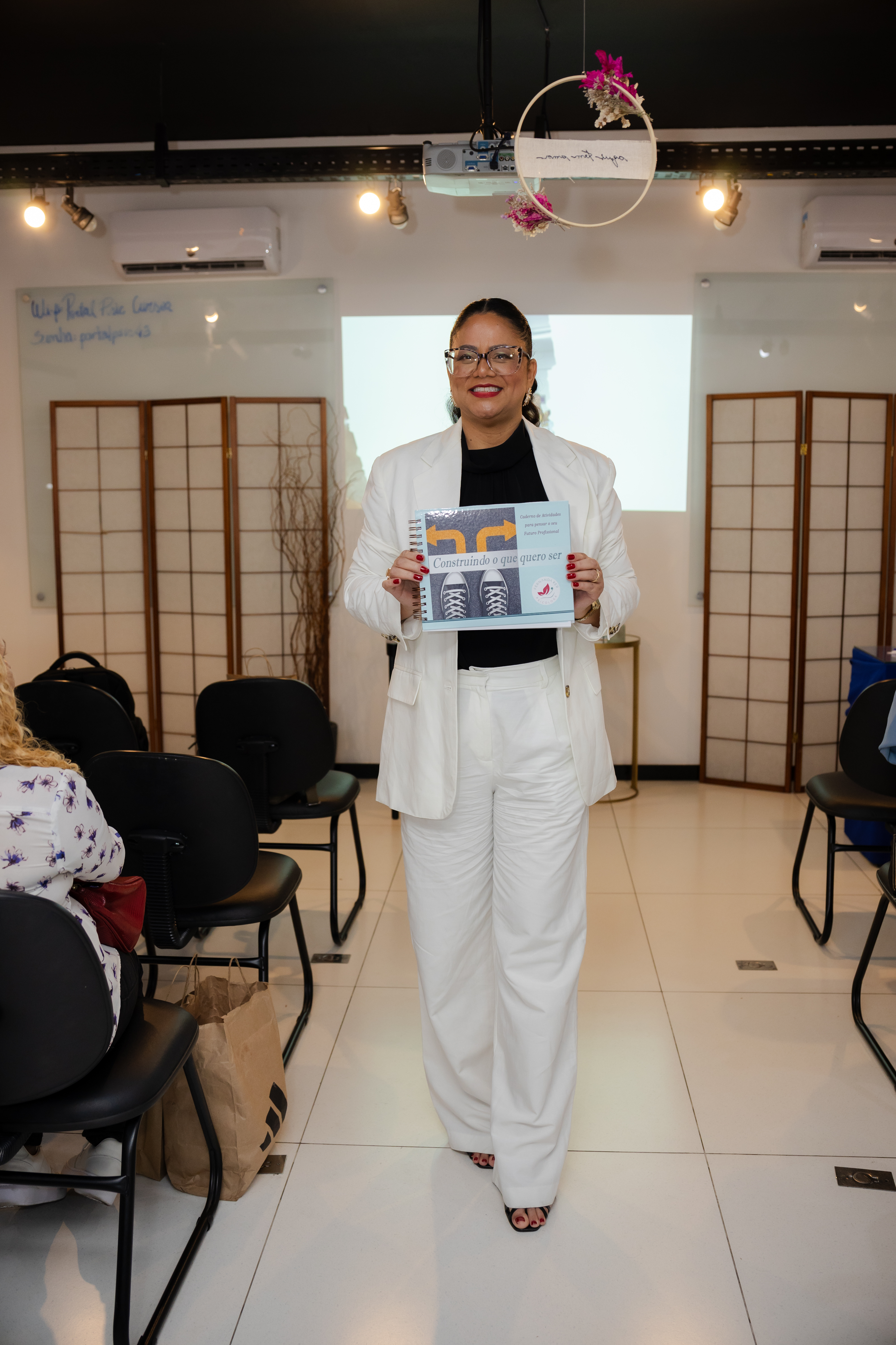 Fernanda Ker apresentando o método no evento